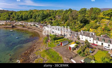 Plockton Loch Carron Wester Ross, case e giardini scozzesi su Harbour Street e alberi a Springtime Foto Stock