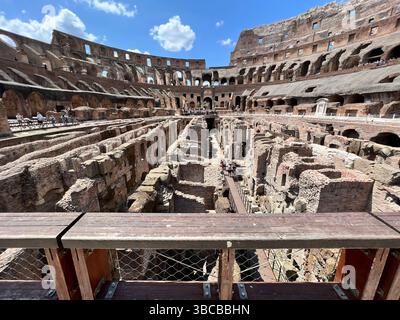 All'interno del Colosseo di Roma rivela l'intricata struttura dell'ipogeo, le camere sotterranee un tempo utilizzate per ospitare gladiatori e animali Foto Stock