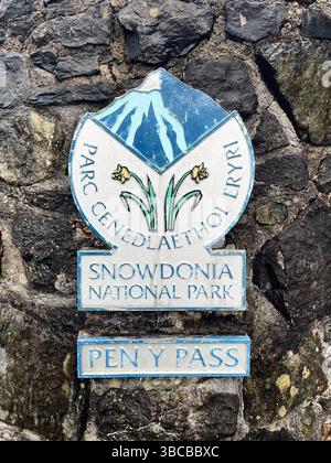 Un cartello segna l'ingresso al Pen y Pass nel Parco Nazionale di Snowdonia (Parc Cenedlaethol Eryri), un popolare punto di partenza per escursioni a piedi Yr Wyddfa. Foto Stock