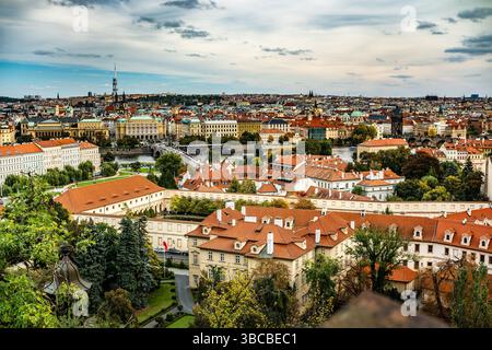Incredibile vista panoramica della città vecchia di Praga con tetti piastrellati Foto Stock