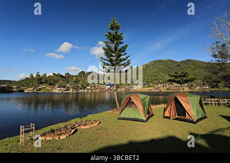 Ban Rak Thai (Mae Aw) splendido villaggio tranquillo nella provincia di Mae Hong Son, Thailandia, Rak Thai Village Reflection a Richpool a Mae Hong Son, Thailandia Foto Stock