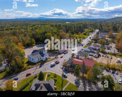 Vista aerea del centro storico di Moultonboro in autunno con fogliame autunnale, Moultonboro, New Hampshire NH, USA. Foto Stock