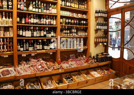 Morella, Castellon, Spagna - 18 aprile 2025: Negozio di gastronomia vintage e alimentari nella città vecchia di Morella, la città fortificata situata sulla cima di una collina Foto Stock