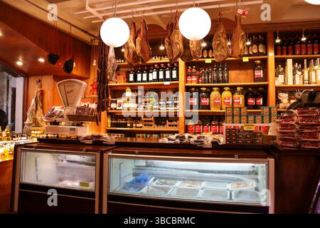 Morella, Castellon, Spagna - 18 aprile 2025: Negozio di gastronomia vintage e alimentari nella città vecchia di Morella, la città fortificata situata sulla cima di una collina Foto Stock