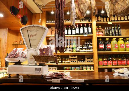 Morella, Castellon, Spagna - 18 aprile 2025: Negozio di gastronomia vintage e alimentari nella città vecchia di Morella, la città fortificata situata sulla cima di una collina Foto Stock