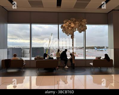 Passeggeri in attesa al Terminal 2 dell'aeroporto di Manchester, Inghilterra, Regno Unito Foto Stock