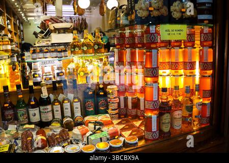 Morella, Castellon, Spagna - 18 aprile 2025: Negozio di gastronomia vintage e negozio di alimentari nella città vecchia di Morella, la città fortificata situata su una collina Foto Stock