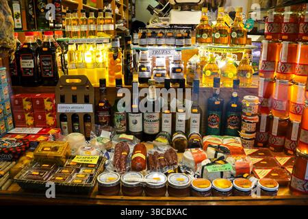 Morella, Castellon, Spagna - 18 aprile 2025: Negozio di gastronomia vintage e negozio di alimentari nella città vecchia di Morella, la città fortificata situata su una collina Foto Stock