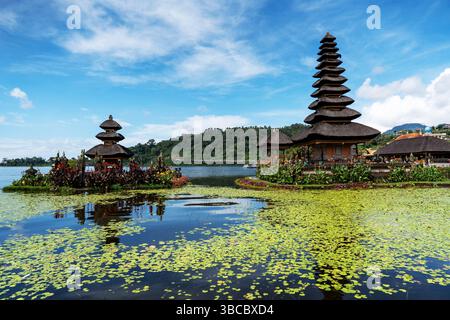 Pura Ulun Danu Beratan, o pura Bratan, è un tempio indù shaivite a Bali, Indonesia Foto Stock