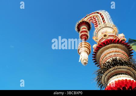 Penjor balinese contro il cielo blu Denpasar Bali Foto Stock