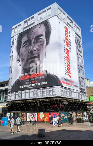 Un cartellone pubblicitario temporaneo di grandi dimensioni Mission Impossible The Final Reckoning con Tom Cruise, Argyle Street, Glasgow, Scozia, Regno Unito, Europa Foto Stock