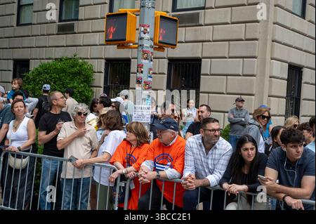New York, Stati Uniti. 18 maggio 2025. NEW YORK, NEW YORK - 18 MAGGIO: Un coperchio del semaforo con adesivi che mostrano volti di ostaggi visto una lunga sfilata durante la Israel Day Parade sulla Fifth Avenue il 18 maggio 2025 a New York. Crediti: Ron Adar/Alamy Live News Foto Stock