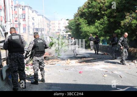 19 maggio 2025, Rio De Janeiro, Rio De Janeiro, Brasile: Rio de janeiro (rj), 05/19/2025 - rj/cidade de deus/operacao/Crime - un agente di polizia del coordinamento delle risorse speciali (core) è stato ucciso a cidade de deus, zona ovest di rio de janeiro, durante un'operazione della polizia civile rj e dell'istituto statale per l'ambiente (inea) contro la produzione e la vendita di borse contaminate agli stabilimenti sulle spiagge di barra e recreio. (Foto: JosÃƒ © Lucena/Thenews2/Zumapress) (immagine di credito: © Jose Lucena/TheNEWS2 via ZUMA Press Wire) SOLO PER USO EDITORIALE! Non per USO commerciale! Foto Stock