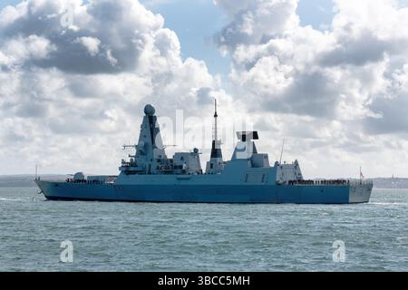 HMS Dauntless D33 Type 45 cacciatorpediniere (Daring Class) in partenza da Portsmouth il 22 aprile 2025 per un dispiegamento di 8 mesi, Portsmouth, Hampshire, Inghilterra, Regno Unito Foto Stock
