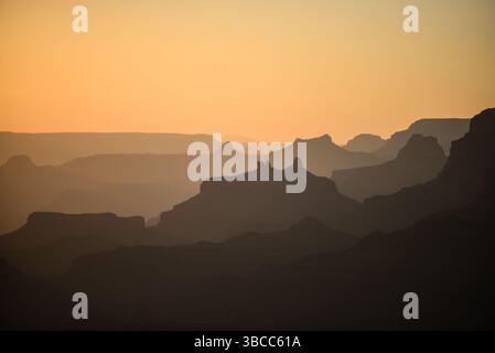 La vista panoramica dei paesaggi del Grand Canyon al tramonto mostra vasti panorami e formazioni rocciose a strati Foto Stock