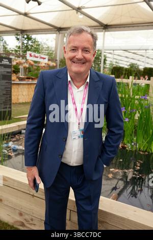 Londra, Regno Unito. 19 maggio 2025. All'RHS Chelsea Flower Show, anteprima del giorno Piers Morgan posa accanto a un laghetto. Crediti: Anna Watson/Alamy Live News Foto Stock