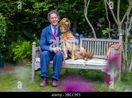 Londra, Regno Unito. 19 maggio 2025. Monty Don e il suo audace compagno di design Ned sul giardino dell'RHS Chelsea per la prima volta. Monty e Ned saranno raggiunti nel giardino dalla mamma di Ned, Mabel, e dalla sorella Isla, e dai loro proprietari, James e Alizee Middleton, per la prima riunione di famiglia di Ned e per il check-out. Crediti: Karl Black/Alamy Live News Foto Stock