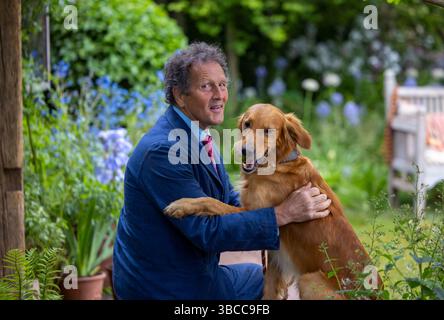 Londra, Regno Unito. 19 maggio 2025. Monty Don e il suo audace compagno di design Ned sul giardino dell'RHS Chelsea per la prima volta. Monty e Ned saranno raggiunti nel giardino dalla mamma di Ned, Mabel, e dalla sorella Isla, e dai loro proprietari, James e Alizee Middleton, per la prima riunione di famiglia di Ned e per il check-out. Crediti: Karl Black/Alamy Live News Foto Stock