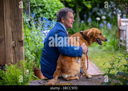 Londra, Regno Unito. 19 maggio 2025. Monty Don e il suo audace compagno di design Ned sul giardino dell'RHS Chelsea per la prima volta. Monty e Ned saranno raggiunti nel giardino dalla mamma di Ned, Mabel, e dalla sorella Isla, e dai loro proprietari, James e Alizee Middleton, per la prima riunione di famiglia di Ned e per il check-out. Crediti: Karl Black/Alamy Live News Foto Stock