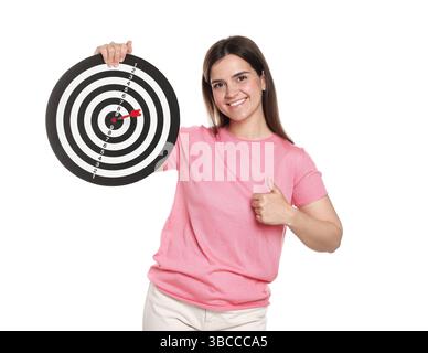 Targeting. Donna sorridente con freccette e frecce che mostrano i pollici su sfondo bianco Foto Stock