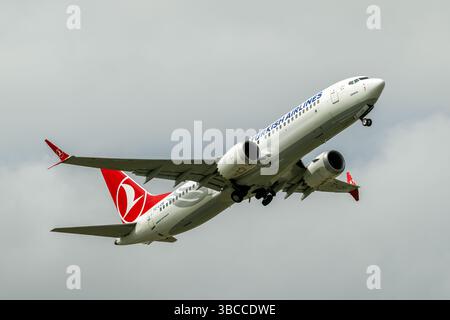 Turkish Airlines Boeing 737 Max 8 Aircraft Reg: TC-LCB decolla dall'aeroporto di Dublino, Irlanda. Foto Stock