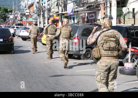 19 maggio 2025, Rio De Janeiro, Rio De Janeiro, Brasile: Rio de janeiro (rj), 05/19/2025 - operazione/core/rio/città di dio - generale - movimento di polizia durante un'operazione effettuata nella città di dio, nella zona occidentale della città di rio de janeiro (rj), la mattina di questo lunedì 19 maggio 2025. Un ufficiale di polizia civile del coordinamento delle risorse speciali (core) è morto dopo essere stato colpito. L'agente jose antonio lourenco è stato salvato dai colleghi e portato in gravi condizioni all'ospedale municipale di lourenco jorge, ma non è sopravvissuto. Nell'azione, gli agenti principali hanno fornito supporto a un'operazione da parte di Foto Stock