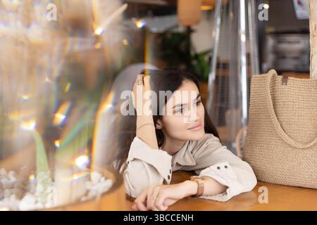Ritratto di bella donna attraente in un bar Foto Stock