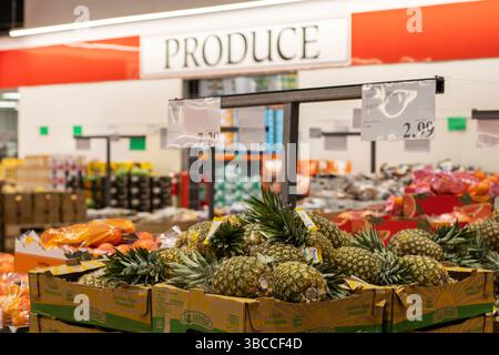 Gli ananas freschi provenienti dal Messico sono visibili nella sezione dei prodotti presso un negozio Costco di Humble, Texas. Foto Stock