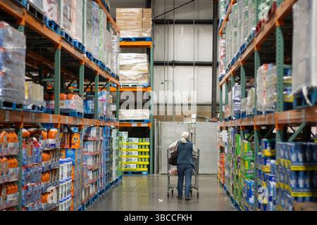 Il corridoio per i detersivi per bucato e altri prodotti per la pulizia nella sezione forniture domestiche di un magazzino Costco a Tigard, Oregon. Foto Stock