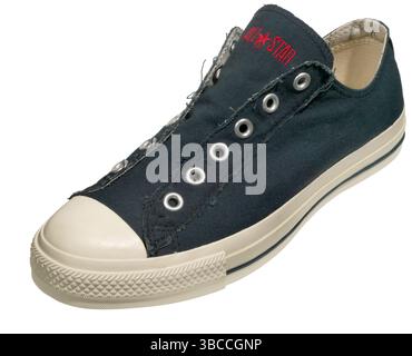 confronta tutte le scarpe da stella fotografate su uno sfondo bianco Foto Stock