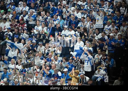 Stoccolma, Svezia. 19 maggio 2025. STOCCOLMA, SVEZIA 20250519 tifosi finlandesi durante l'IIHF Ice Hockey World Championship A gironi tra Canada e Finlandia all'Avicii Arena di Stoccolma, Svezia, il 19 maggio 2025. Foto: Fredrik Sandberg/TT/codice 10080 credito: TT News Agency/Alamy Live News Foto Stock