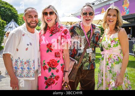 Londra, Regno Unito. 19 maggio 2025. Da sinistra a destra: tbc, Nancy Sorrell, Vic Reeves, Charlotte Hawkins. Il RHS Chelsea Flower Show press day vede fioristi, designer, celebrità e invitati esplorare e socializzare nei numerosi giardini e mostre floreali del famoso spettacolo di orticoltura. Crediti: Imageplotter/Alamy Live News Foto Stock