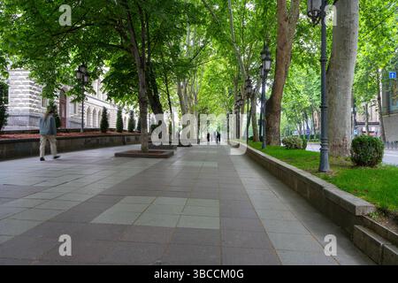 Tbilisi, Georgia. 17 maggio 2025. Vista della passeggiata lungo Shota Rustaveli Avenue nel centro della città Foto Stock