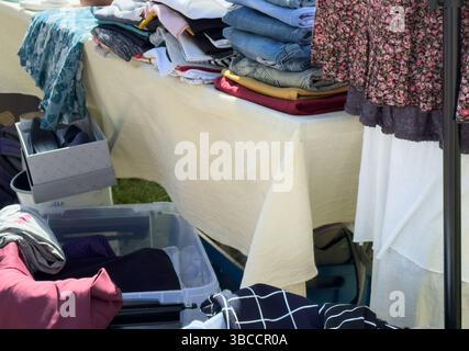vestiti in un mercato delle pulci Foto Stock
