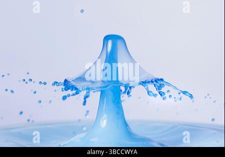 Una fotografia ad alta velocità che cattura il momento di una collisione con gocce d'acqua sospese a mezz'aria. Foto Stock