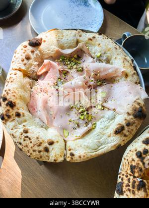 Vera pizza italiana napoletana fuori forno servita al ristorante Foto Stock