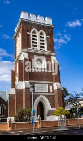 Il campanile in stile neogotico della chiesa anglicana di St Paul, eretto nel 1887 nella città di Maryborough, Queensland, Australia Foto Stock