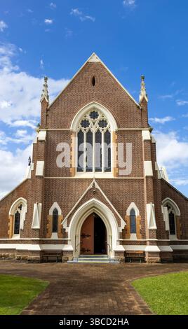 Facciata della chiesa anglicana di St Paul, costruita tra il 1878 e il 1921 in stile neogotico, nella città di Maryborough, Queensland, Australia Foto Stock