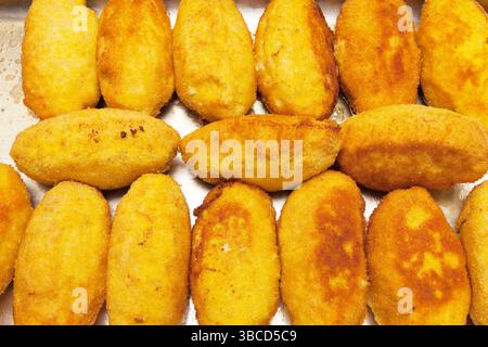 Diverse polpette fritte succose in olio, primo piano. Foto Stock