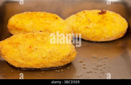 Diverse polpette fritte succose in olio, primo piano. Foto Stock