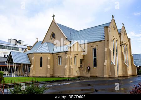 Facciata della chiesa cattolica di St Mary, costruita nel 1869 in stile architettonico neogotico, nella città di Maryborough, Queensland, Australia Foto Stock