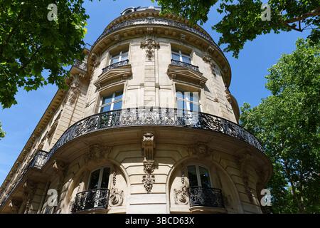 Parigi, facciate e finestre tipiche, splendidi edifici, con vecchi tetti in zinco Foto Stock