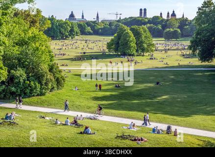 Frühlingstag im Englischen Garten, Münchner genießen den Tag im Grünen, München, mai 2025 Deutschland, München, mai 2025, Blick vom monopteros auf den Englischen Garten, viele Münchner und Münchnerinnen genießen den Tag im Grünen, am Horizont die Münchner silhouette mit Frauenkirche und Theatinerkirche, Frühling bei Temperaturen über 20 Grad, Freizeit, Montagnachmittag, Bayern *** giornata primaverile nel Giardino inglese, i residenti di Monaco di Baviera godersi la giornata in campagna, Monaco, 2025 maggio 2025, Monaco di Baviera, Monaco di Baviera, vista dai monopteri al Giardino inglese, molti residenti di Monaco si godono la giornata Foto Stock