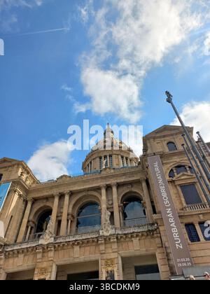 Barcellona, Catalogna, Spagna. 9 aprile 2025. Vista della cupola neoclassica del Museu Nacional DART de Catalunya e della facciata con statue decorative e verticali Foto Stock