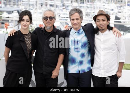 Cannes, Francia. 19 maggio 2025. Angela Azevedo, Lav Diaz, Gael García Bernal e Amado Arjay Babon hanno posato durante la photocall di Magalhaes (Magellano) al 78° Festival annuale di Cannes al Palais des Festivals il 19 maggio 2025 a Cannes, Francia. Foto di David NIVIERE/ABACAPRESS.COM credito: Abaca Press/Alamy Live News Foto Stock