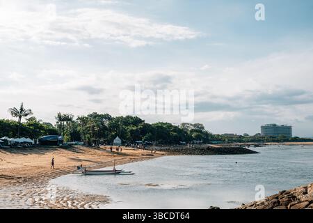 Vista della spiaggia di Sanur a Bali, Indonesia Foto Stock