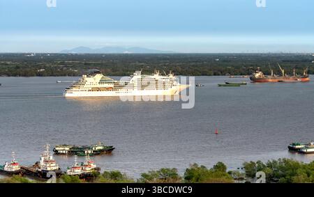 Distretto 7, ho chi Minh City, Vietnam - 5 marzo 2025: Nave da crociera a 5 stelle SEABOURN ENCORE sul fiume Saigon. Foto Stock