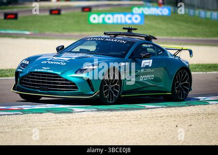 Imola, Italia. 18 maggio 2025. La safety car Aston Martin Vantage F1 guida prima dell'inizio della gara di Formula 1 Emilia-Romagna all'autodromo Enzo e Dino Ferrari. Credito: SOPA Images Limited/Alamy Live News Foto Stock