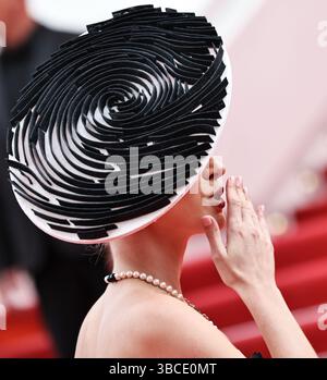 Cannes, Francia. 19 maggio 2025. Un ospite arriva per la proiezione del film "Higher 2 Lower" alla 78a edizione del Festival di Cannes a Cannes, Francia meridionale, il 19 maggio 2025. Crediti: Gao Jing/Xinhua/Alamy Live News Foto Stock