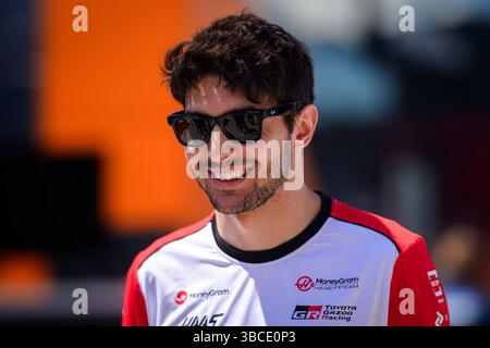 Imola, Italia. 18 maggio 2025. Il pilota francese del MoneyGram Haas F1 Team Esteban Ocon si vede nel paddock prima dell'inizio della gara di Formula 1 Emilia-Romagna all'autodromo Enzo e Dino Ferrari. (Foto di jure Makovec/SOPA Images/Sipa USA) credito: SIPA USA/Alamy Live News Foto Stock